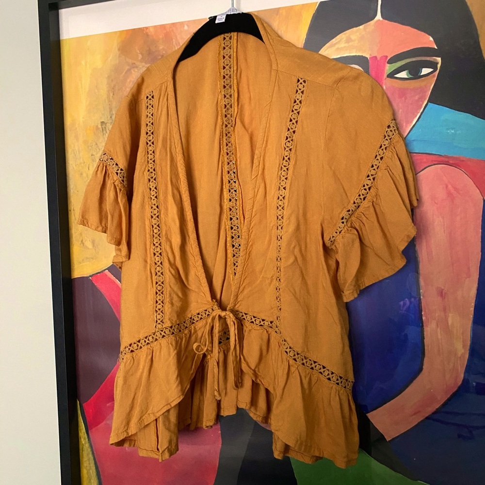 ✨ Sunshine Top ✨ - Picture 2 of 3